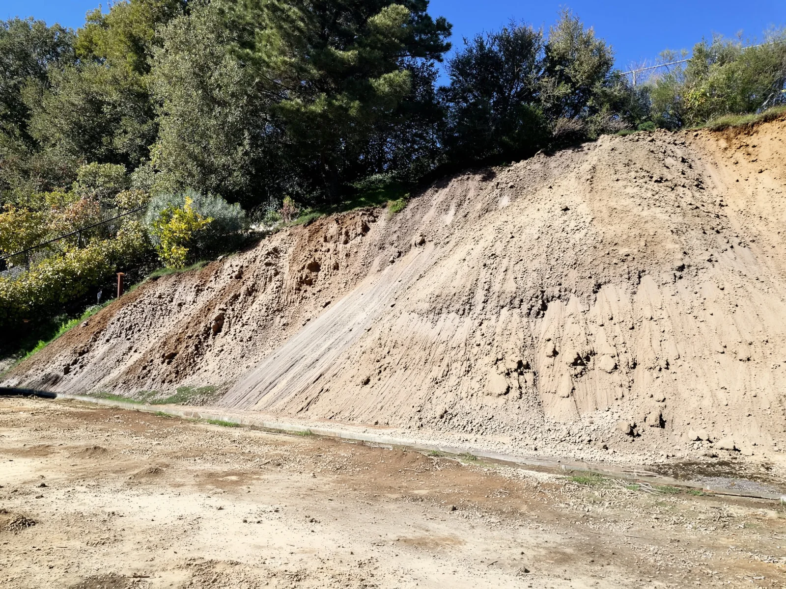 Ladera excavada antes de construir los muros de contención y el paisaje.